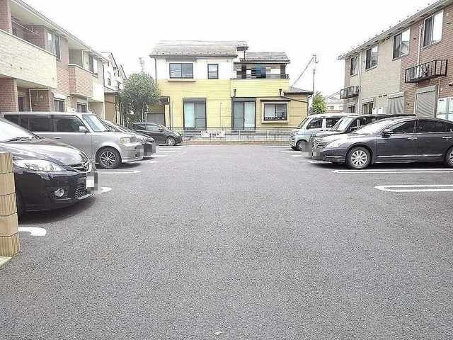 ミリオーネＢの駐車場