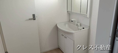 【独立洗面台】 | 飯田グループ販売戸数全国7位の現地販売会社です【北足立郡伊奈町本町１-２６２-１付近】 | シャワードレッサー付き洗面台は身支度にも嬉しい三面鏡仕様。
室内（2026年3月）撮影