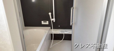 【浴室】 | 飯田グループ販売戸数全国7位の現地販売会社です【北足立郡伊奈町本町１-２６２-１付近】 | 足がしっかりと伸ばせる、一日の疲れを癒す快適な空間♪
浴室乾燥・魔法瓶浴槽・カラリ床・エアインシャワー・自動追い炊き／湯張り、暖房、涼風など機能充実♪
室内（2026年3月）撮影