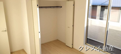 【洋室】 | 飯田グループ販売戸数全国7位の現地販売会社です【北足立郡伊奈町本町１-２６２-１付近】 | 全居室に複層ガラス設置（結露を抑えて冷暖房効果アップ！）・収納クローゼット付きです。
室内（2026年3月）撮影