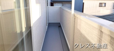 【バルコニー】 | 飯田グループ販売戸数全国7位・アーネストワン販売戸数全国1位！クレス不動産には実績があります！【北足立郡伊奈町本町】 | 南向きのバルコニーは日当たり良好！お洗濯ものも気持ちよく乾かせます。バルコニ―には、2つの部屋から出入り出来ます。
現地（2026年3月）撮影