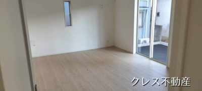 【居間・リビング】 | 飯田グループ販売戸数全国7位・アーネストワン販売戸数全国1位！クレス不動産には実績があります！【北足立郡伊奈町本町】 | 南から陽が差し込む明るいリビング。くつろぎの空間です。
室内（2026年3月）撮影