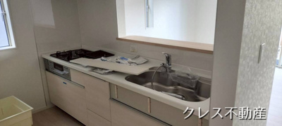 【キッチン】 | 飯田グループ販売戸数全国7位の現地販売会社です【北足立郡伊奈町本町１-２６２-１付近】 | ご家族の会話がはずむカウンターキッチン設置。
効率よくお料理が作れる３口コンロです。出し入れしやすい大型スライド収納。
室内（2026年3月）撮影