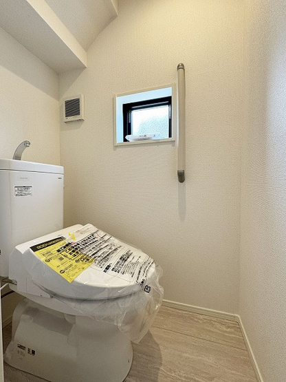 【トイレ】 | 富士見市渡戸1丁目　新築一戸建住宅　全1棟　(ふじみ野店) | 1階トイレは手すり付きの安心仕様となっています。