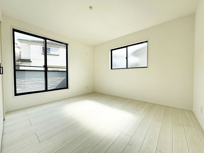 【寝室】 | 富士見市渡戸1丁目　新築一戸建住宅　全1棟　(ふじみ野店) | 主寝室7.5帖。
バルコニーと面した開放感のあるリラックス空間です。