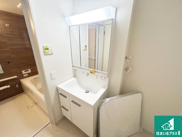 尼崎市武庫町　第2期　新築一戸建ての独立洗面台|清潔感のある洗面台です。フラットな鏡は掃除がしやすく毎日清潔！鏡裏には収納があるのでスッキリとした洗面台が保てます。