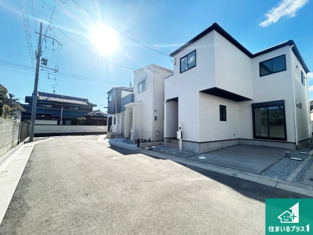 尼崎市武庫町　第2期　新築一戸建ての前面道路含む現地写真|周辺は閑静な住宅街！前面道路広々で車の出し入れも便利です。駐車が苦手な方でも安心して車庫入れできます！