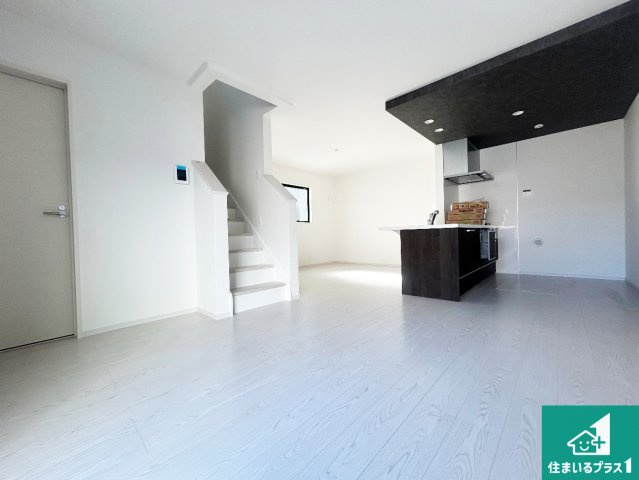 尼崎市武庫町　第2期　新築一戸建ての居間・リビング|日当たり良好の明るいリビングで朝の目覚めもスッキリできそう！対面キッチンでご家族のコミュニケーションも自然と増える設計！小さなお子様が遊ぶスペースを作っても広々とくつろげるLDK！