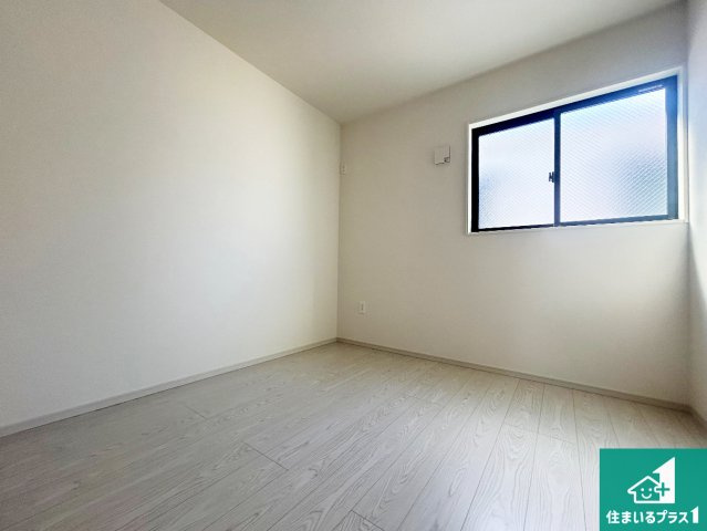 尼崎市武庫町　第2期　新築一戸建ての洋室|シンプルな洋室は、自分好みのインテリアが楽しめます♪ご家族とインテリアや家具を選びに行くのは新築購入時の醍醐味の一つです。ぜひお楽しみください♪