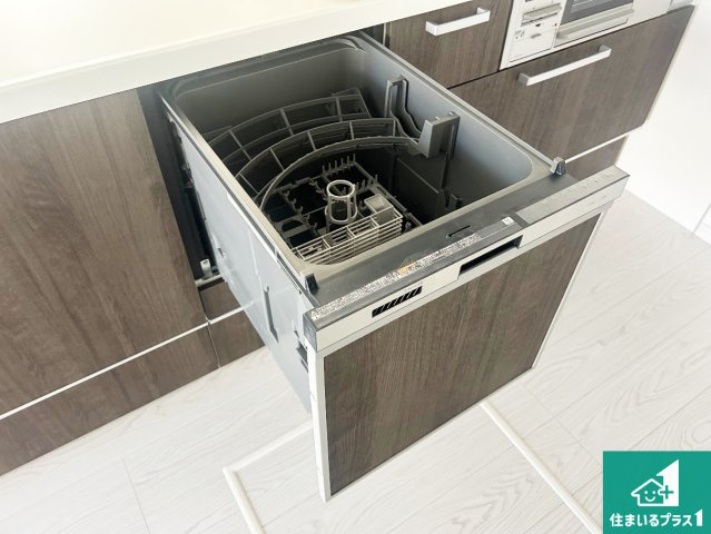 尼崎市武庫町　第2期　新築一戸建ての設備|食事後の一仕事、食器洗いをボタン一つでお任せできちゃいます！場所を取らないビルトイン式なので、お料理スペースもしっかり確保！