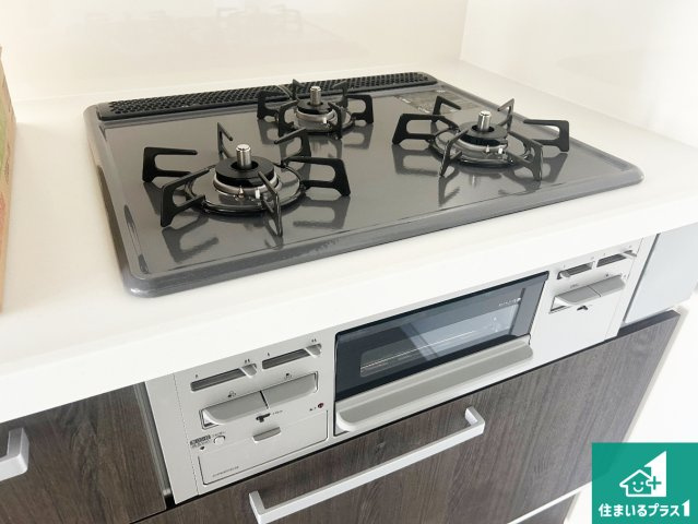 尼崎市武庫町　第2期　新築一戸建ての設備|ダブル高火力Ｓｉセンサー付きコンロ！３口あるので、まとめて料理をする時も大活躍！