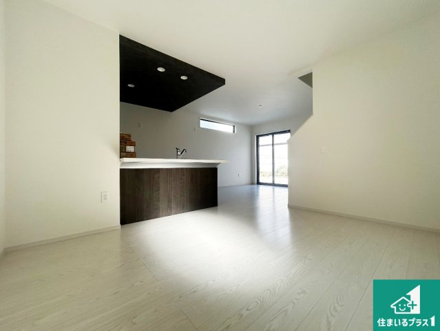 尼崎市武庫町　第2期　新築一戸建ての居間・リビング|シンプルなリビングは、観葉植物等のインテリアを楽しめますね！パパ好みにも、ママ好みにも家具次第で雰囲気を変えることができます！