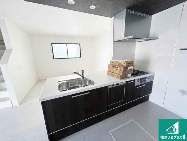 尼崎市武庫町　第2期　新築一戸建てのキッチン|リビングと統一感があり、使い勝手のいいキッチン。広々としているので、二人並んで作業が出来ちゃいます。お子様と一緒に色々なお料理に挑戦できるスペースがあります。