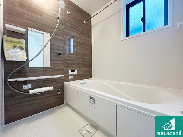 尼崎市武庫町　第2期　新築一戸建ての浴室|足をゆったり伸ばして寛げる浴槽です。窓が設けられていますので差し込む光が明るく穏やかな雰囲気にしてくれます♪浴室乾燥機も設置しているので、雨の日の洗濯物も安心です♪