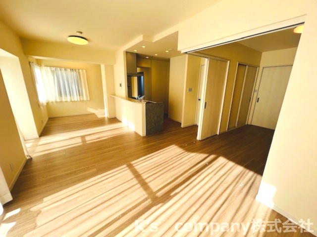 茅ヶ崎市緑が浜　ライオンズガーデン湘南緑が浜の居間・リビング|陽当たりの良いリビングは洋室とつなげて広々と使用できます☆