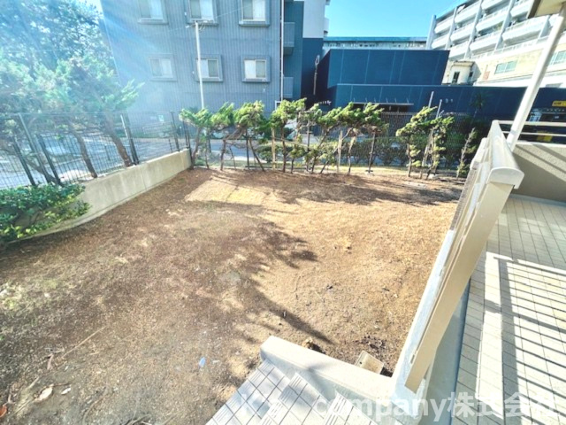 茅ヶ崎市緑が浜　ライオンズガーデン湘南緑が浜の庭|テラスからは緑が眺められます♪