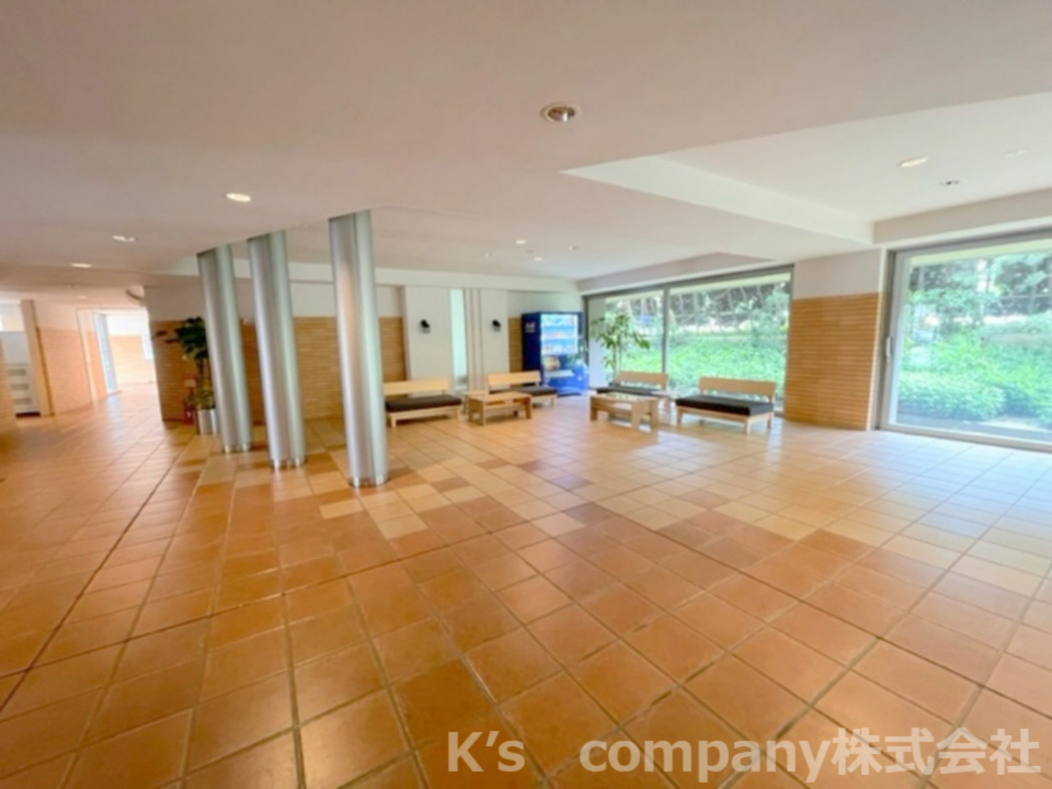 茅ヶ崎市緑が浜　ライオンズガーデン湘南緑が浜のロビー|エントランスを入ると広々としたロビーが広がっています◇