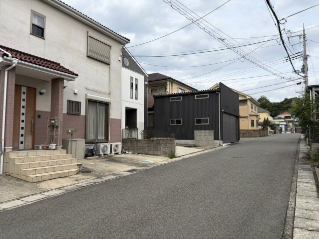 岩出市根来　中古戸建の前面道路含む現地写真