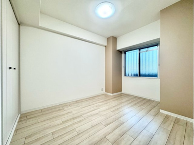 【洋室】 | 丹波橋日光ハイツ | 【洋室5.5帖】
スーパーやコンビニなどの生活施設が徒歩10分圏内にあり、毎日のお買物もスムーズで便利な立地です。