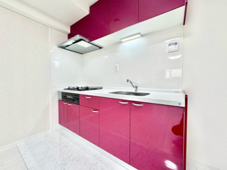 【キッチン】 | 丹波橋日光ハイツ | 壁付けタイプのキッチンですので、リビングを広く使用できます。
吊戸棚が備付けされており、食器類や洗剤などのストックにも便利です。