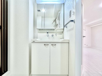 【洗面所】 | 丹波橋日光ハイツ | 三面鏡の洗面化粧台ですので、鏡裏にも歯ブラシなどの小物が収納できます。水回りをスッキリと整理できます。