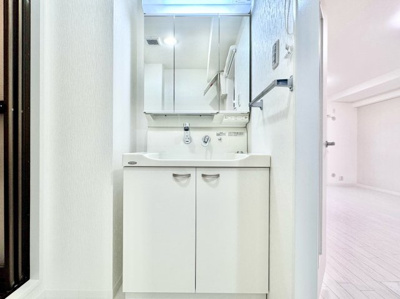 【洗面所】 | 丹波橋日光ハイツ | 三面鏡の洗面化粧台ですので、鏡裏にも歯ブラシなどの小物が収納できます。水回りをスッキリと整理できます。
