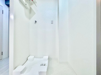 【ランドリースペース】 | 丹波橋日光ハイツ | 【洗濯機置場】
《デイリーカナートイズミヤ 伏見店》まで車約5分と気軽にショッピングが楽しめます