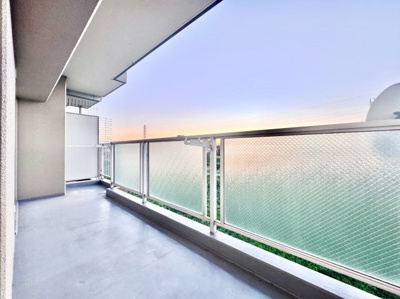 【バルコニー】 | 丹波橋日光ハイツ | 西向きのバルコニーです。東高瀬川に面しており開放的で、日当たり・風通しも良好です。