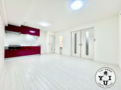 【居間・リビング】 | 丹波橋日光ハイツ | 令和7年6月リフォーム済み！
東高瀬川に面した端部屋で開放感があり、日当たり・風通し良好です。