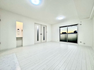 【居間・リビング】 | 丹波橋日光ハイツ | 12帖のLDKは、白を基調とした清潔感のあるお部屋です。