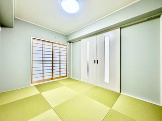 【和室】 | 丹波橋日光ハイツ | 琉球畳がアクセントの6帖の和室です。バルコニーに面したお部屋で日当たり良好です。