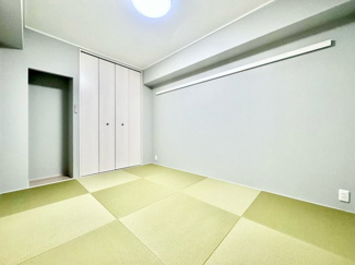 【和室】 | 丹波橋日光ハイツ | 【和室6.0帖】
収納が完備されており、お部屋を広く使用できます。
LDKと続き間になっているのでリビングへの行き来もラクラクです。