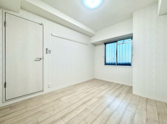 【洋室】 | 丹波橋日光ハイツ | こちらは6帖の洋室です。ゆったりとした広さですので、プライベート時間も快適にお過ごしいただけます。