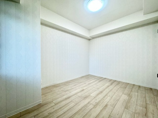 【洋室】 | 丹波橋日光ハイツ | 【洋室6.0帖】
小さなお子様も安心して遊べる公園が敷地内に設置されているので、子育て世代のご家庭にもオススメです。