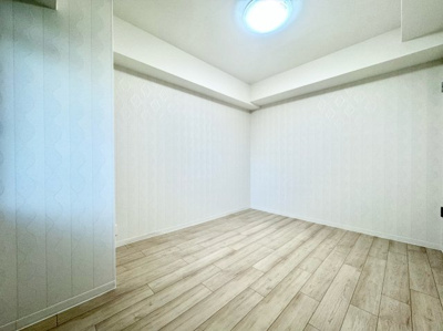 【洋室】 | 丹波橋日光ハイツ | 【洋室6.0帖】
小さなお子様も安心して遊べる公園が敷地内に設置されているので、子育て世代のご家庭にもオススメです。