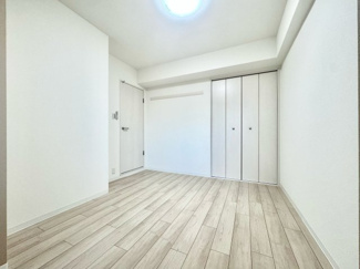 【洋室】 | 丹波橋日光ハイツ | こちらは5.5帖の洋室です。クローゼットが完備されているので、しっかり収納できます。