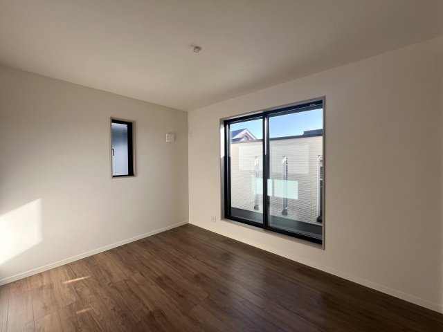 旭区で住みたい街といったらココ！！【旭区白根６丁目新築戸建】の洋室