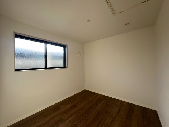 旭区で住みたい街といったらココ！！【旭区白根６丁目新築戸建】の洋室