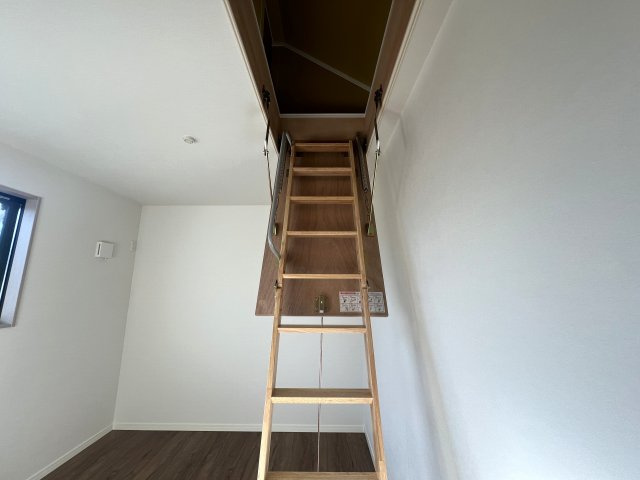 旭区で住みたい街といったらココ！！【旭区白根６丁目新築戸建】の洋室