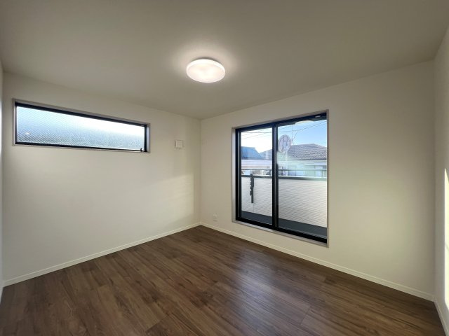 旭区で住みたい街といったらココ！！【旭区白根６丁目新築戸建】の洋室