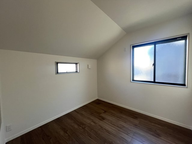 旭区で住みたい街といったらココ！！【旭区白根６丁目新築戸建】の洋室