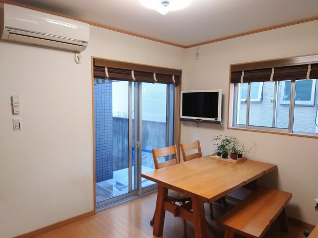 売中古戸建　藤枝市高岡2丁目の居間・リビング|ご家族で楽しく食事ができそうですね！カウンター下に