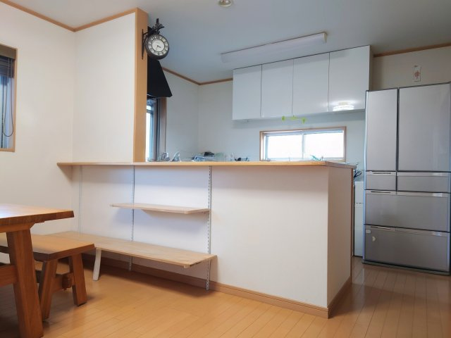 売中古戸建　藤枝市高岡2丁目のダイニング|カウンター下に棚があるので荷物を置いたり小物を飾ったりできそうです♪