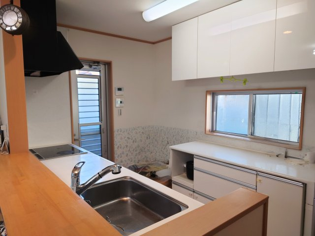 売中古戸建　藤枝市高岡2丁目のキッチン|勝手口のほかにも窓があるのでとても明るいです♪風通しもよさそうですね！