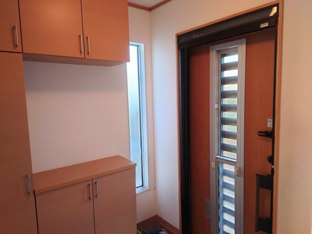 売中古戸建　藤枝市高岡2丁目の玄関|窓があるので明るい玄関です！