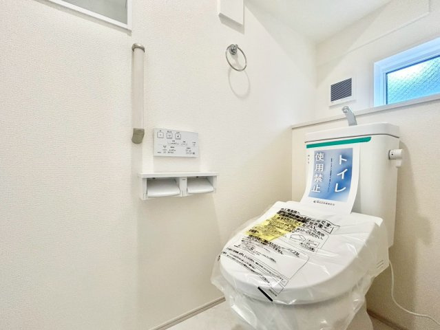 杉並区下高井戸4丁目　新築戸建の居間・リビング|大きな窓からたっぷりと注ぐ陽光を浴びながら、朝食やティータイムを楽しめます。