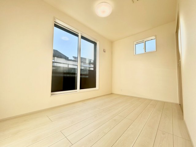 杉並区下高井戸4丁目　新築戸建の居間・リビング|南向きの窓から、お日様の光をたっぷり取りこめるリビングでゆったりと過ごせます。