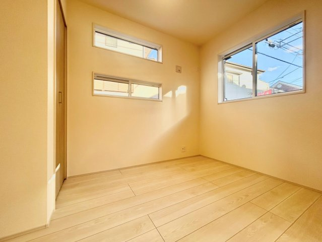 杉並区下高井戸4丁目　新築戸建の洋室|全居室収納付きですので、お部屋を有効的に使うことが出来ます！

現地ご見学希望・資料請求などお気軽にお問い合わせ下さい！
03-5990-5201