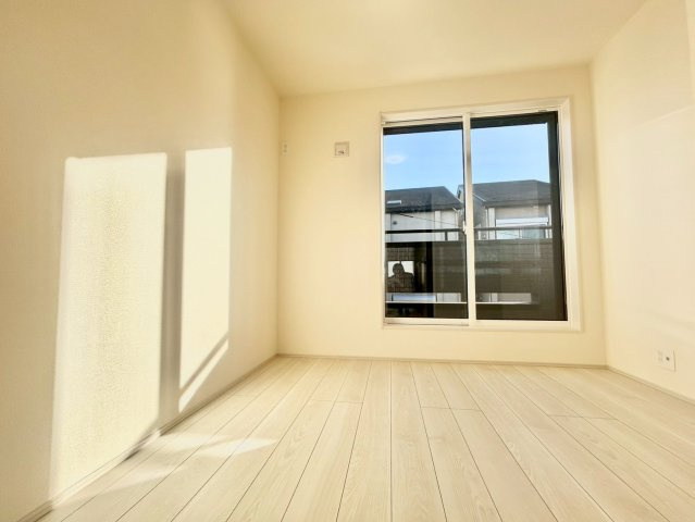 杉並区下高井戸4丁目　新築戸建の居間・リビング|約16帖の広いリビングはご家族が自然と集まる居心地の良い空間。