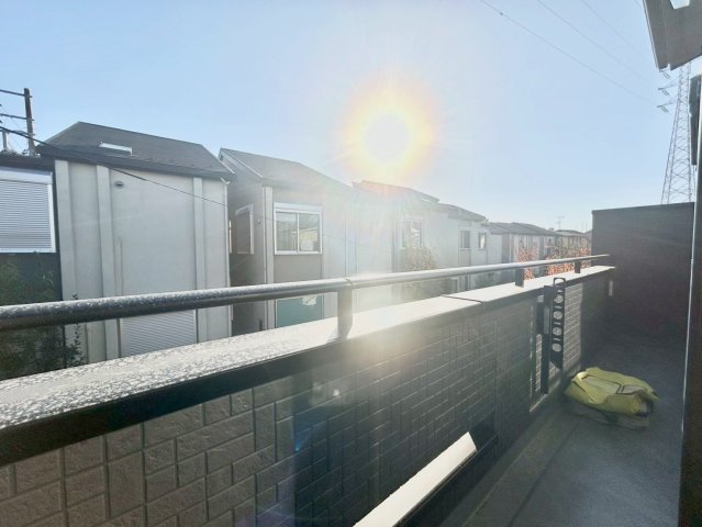 杉並区下高井戸4丁目　新築戸建の居間・リビング|リビング上部の折り上げ天井は、上質さと解放感を演出。